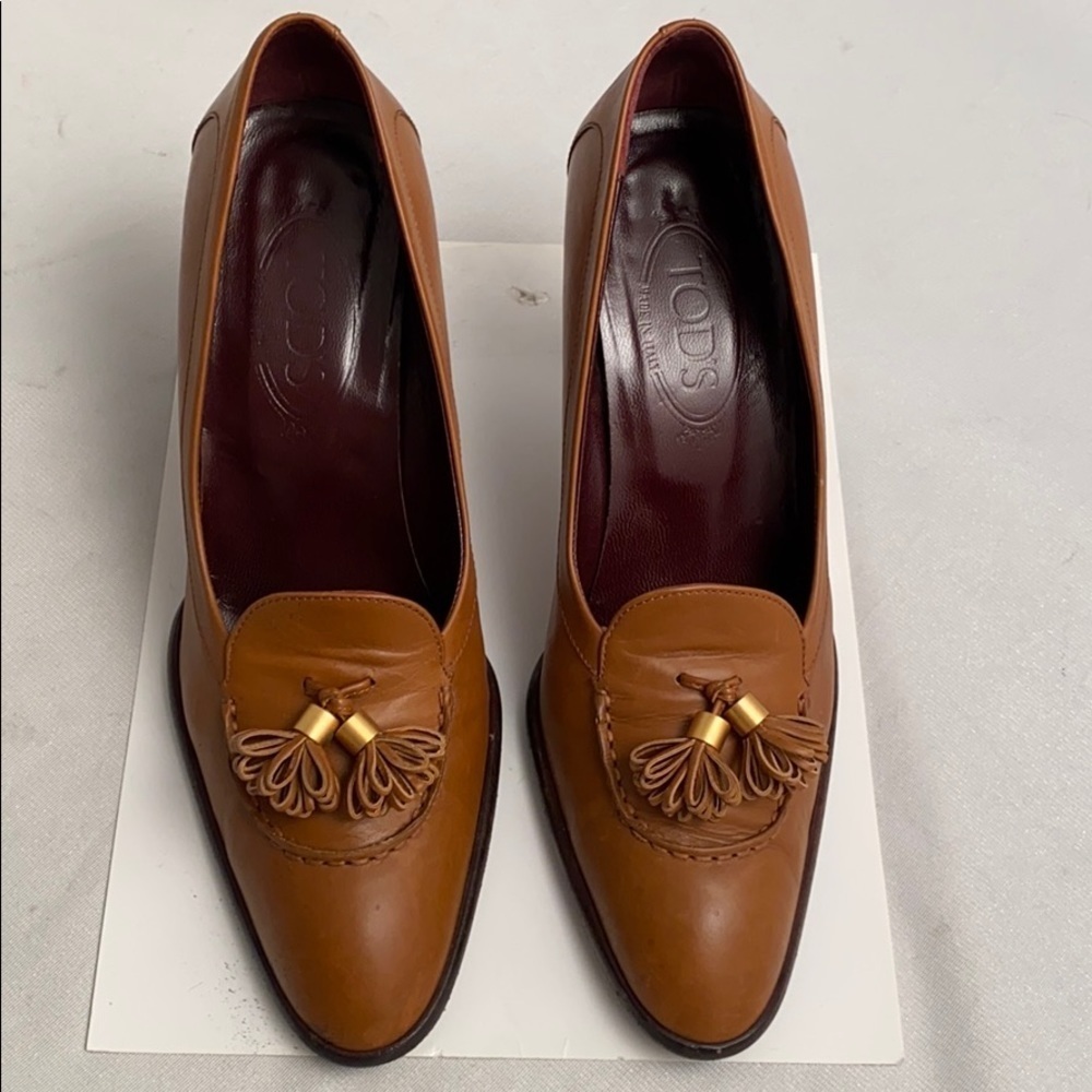 Tod’s caramel tan leather tassel pumps 39.5